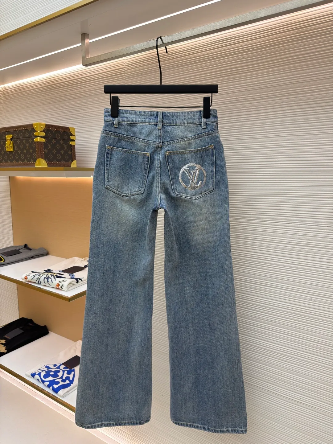 LOUIS VUITTON Pocket letter sequin jacquard high-waist bootcut jeans [Women's clothing] ●Original version: purchased and developed by 16979 ●Item number: 1682407-B40 ●Fabric: denim fabric ●Technology: jacquard production ●Color: blue ●Version: fitted version ●Weight: about 735 grams ●Size: 34-36-38-40 ●Description: These Louis Vuitton wide-leg jeans are made of 12-ounce heavy-weight denim, which has been treated with a combination of stone washing and enzyme washing to create a natural aged whitening effect while retaining the crisp texture of the fabric. The front pocket area of the trousers is hand-inlaid with rhinestones, which are arranged around the LV classic logo. Fixed-point marks are made before inlaying, and then fixed with metal claw nails, which are firm and will not fall off and have a strong luster. The waistband of the trousers uses a classic I-shaped buckle and brass zipper combination. The I-shaped buckle is engraved with the brand logo and has been electroplated and anti-oxidation treated. The side seams and inner flaps are made of double-needle sewing technology. High-density stitching of 10 needles per centimeter ensures durability. The trouser legs are overlocked. The belt loops at the waist are reinforced and sewn with double-layer denim, and the back pocket adopts the brand's classic curved stitching design. The overall craftsmanship combines a retro wash effect with exquisite decoration, which not only meets the style requirements of wide-leg pants, but also highlights the brand's craftsmanship. The overall wiring is straight and delicate, the fabric is comfortable and soft, and the color is consistent without color difference. It can be matched with the same style to create a fashionable look and control various occasions. Customized accessories, complete with three standards, same style for men and women!